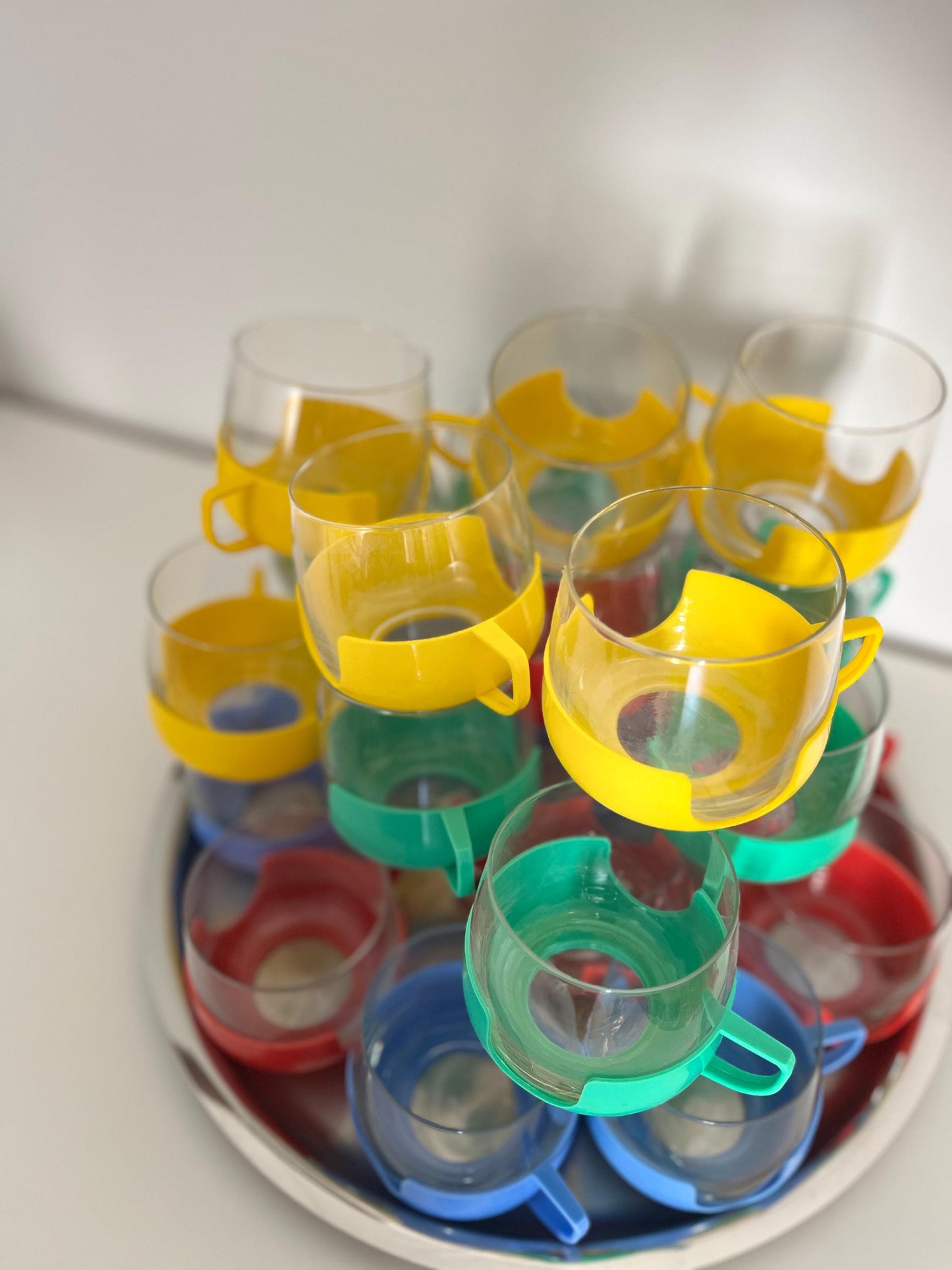 Set aus 6 Vintage-Glasbechern mit gelben Kunststoffhaltern – Tee- oder Kaffeeset