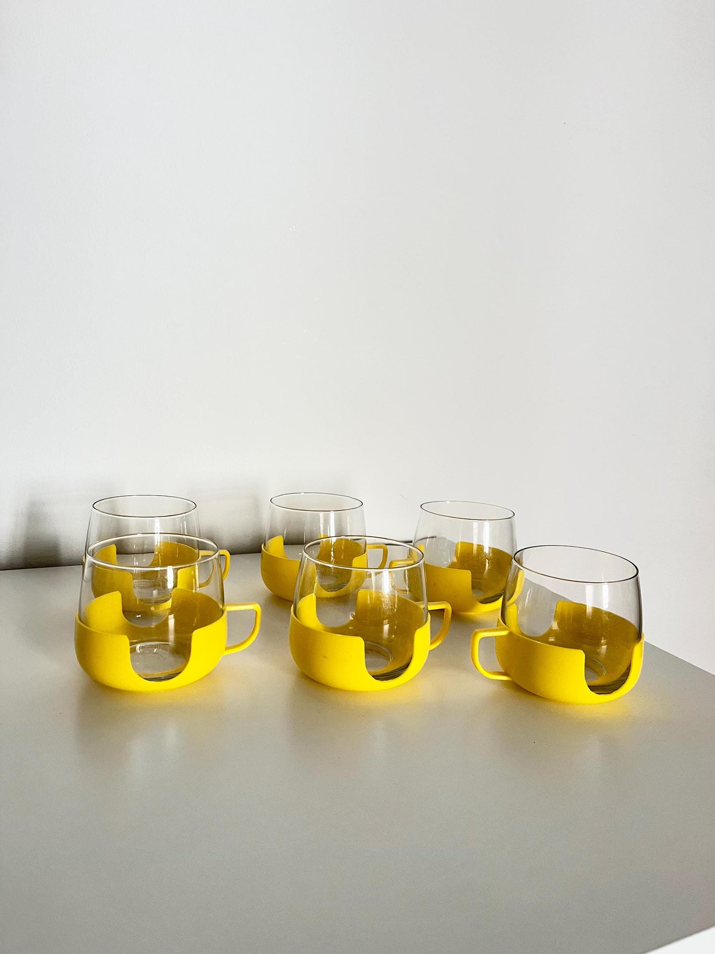 Set aus 6 Vintage-Glasbechern mit gelben Kunststoffhaltern – Tee- oder Kaffeeset