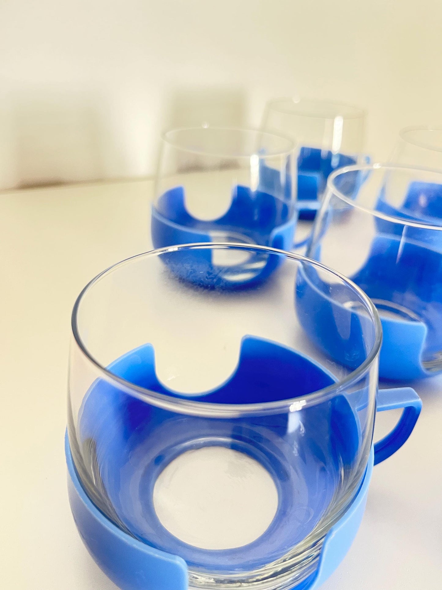 Set aus 6 Vintage-Glasbechern mit blauen Kunststoffhaltern – Tee- oder Kaffeeset