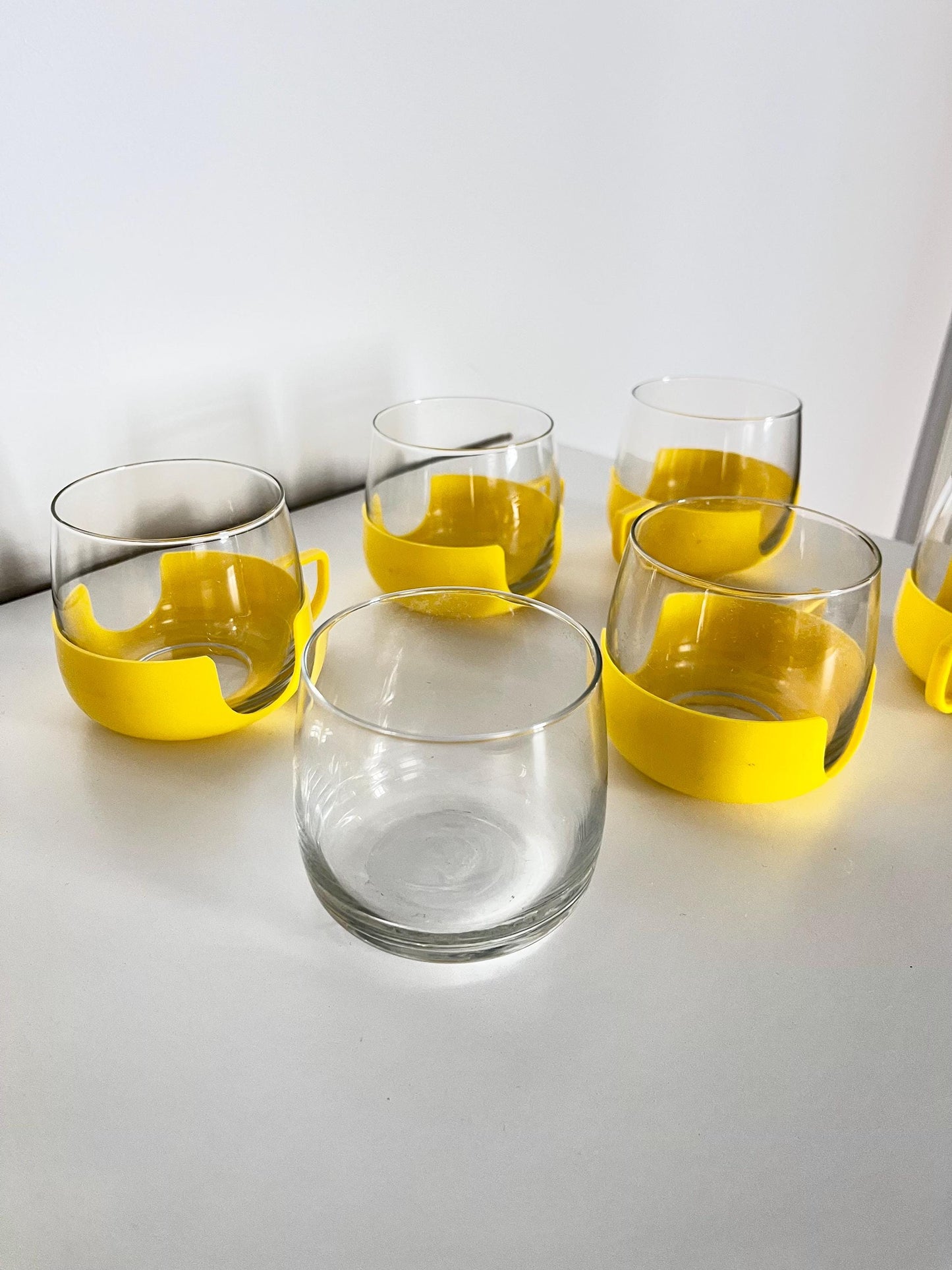 Set aus 6 Vintage-Glasbechern mit gelben Kunststoffhaltern – Tee- oder Kaffeeset