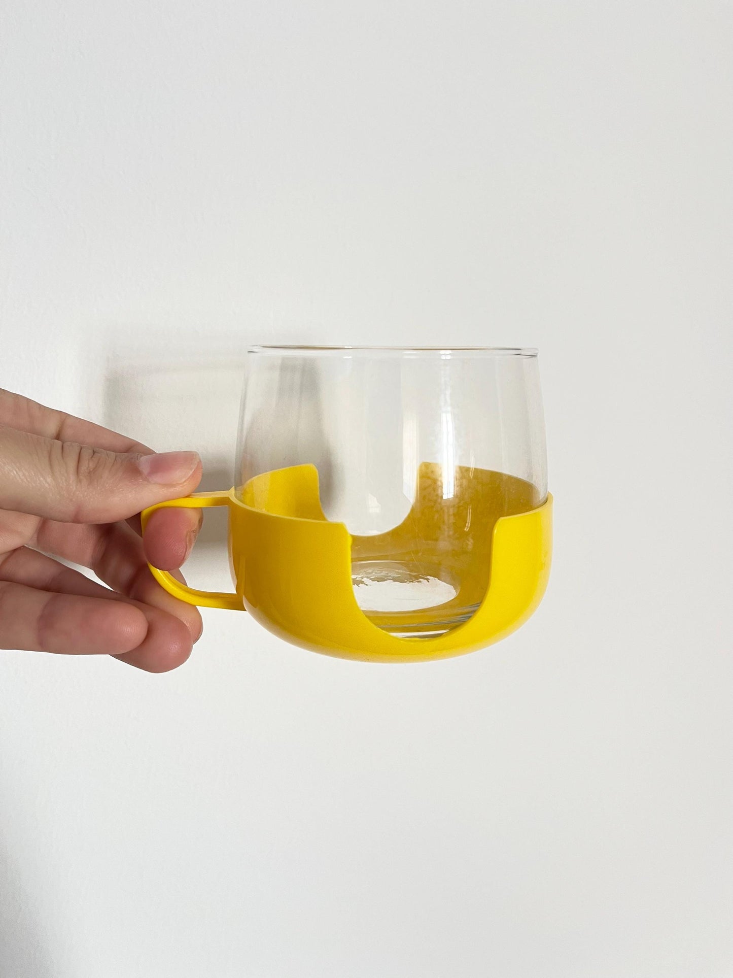 Set aus 6 Vintage-Glasbechern mit gelben Kunststoffhaltern – Tee- oder Kaffeeset