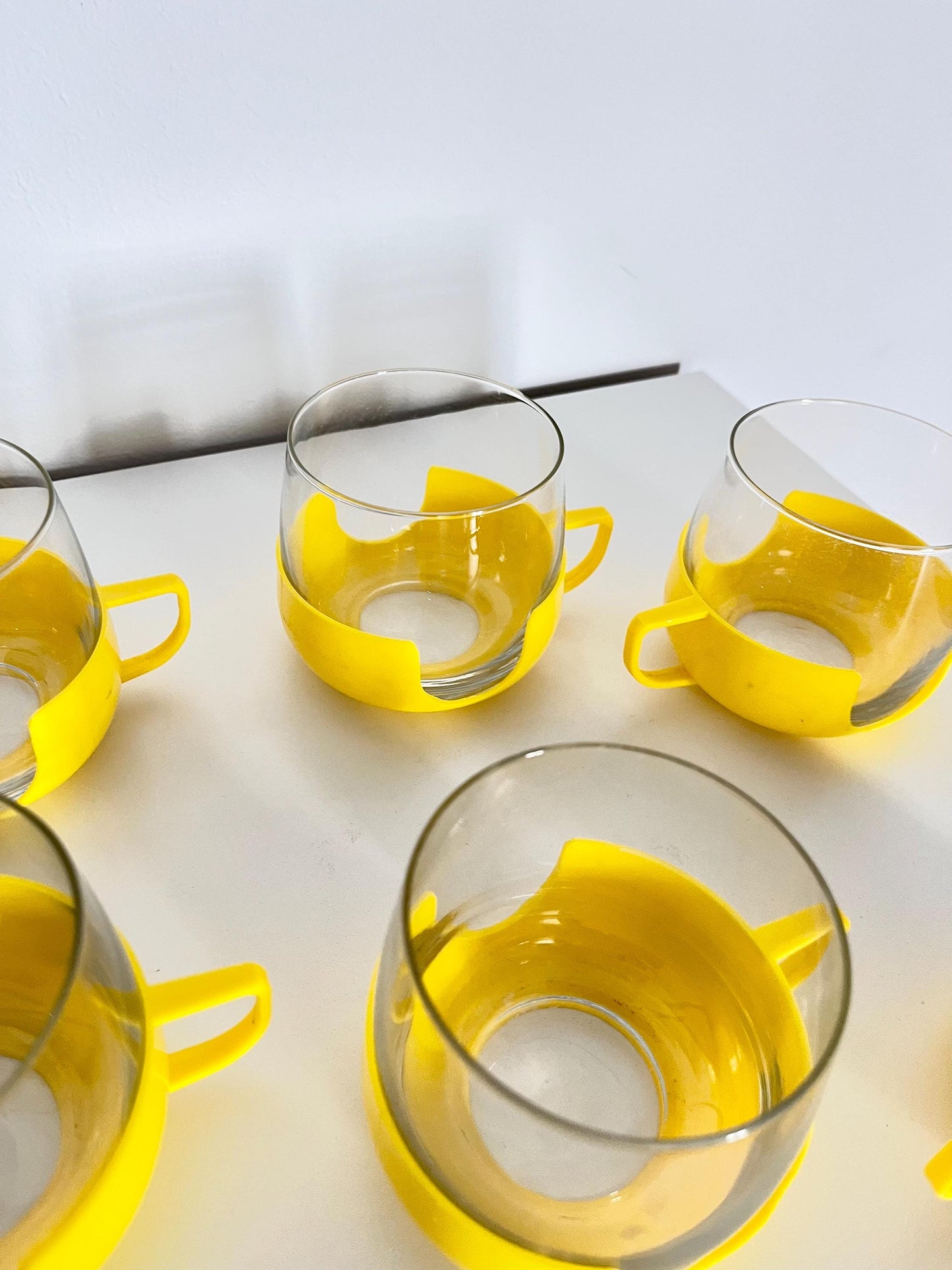 Set aus 6 Vintage-Glasbechern mit gelben Kunststoffhaltern – Tee- oder Kaffeeset