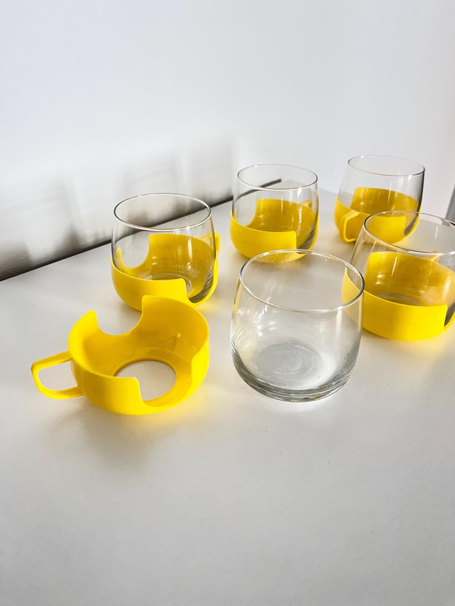 Set aus 6 Vintage-Glasbechern mit gelben Kunststoffhaltern – Tee- oder Kaffeeset