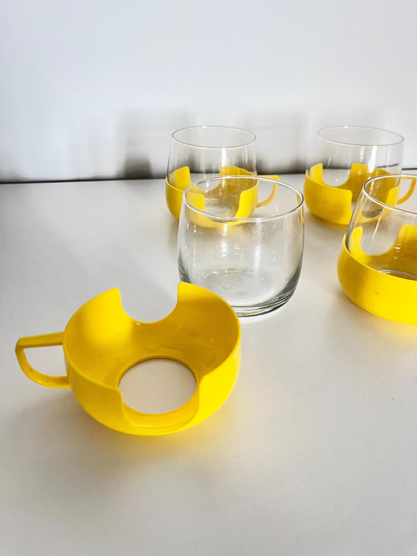 Set aus 6 Vintage-Glasbechern mit gelben Kunststoffhaltern – Tee- oder Kaffeeset