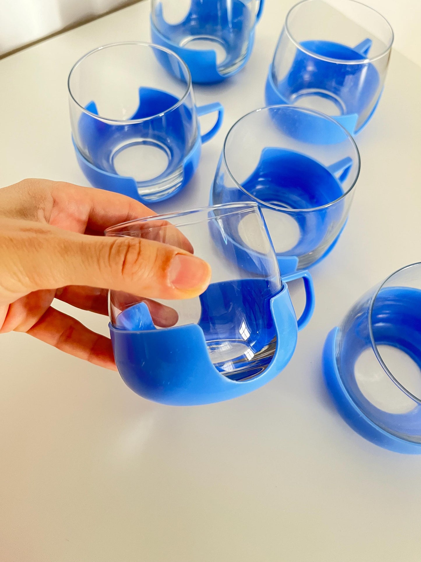 Set aus 6 Vintage-Glasbechern mit blauen Kunststoffhaltern – Tee- oder Kaffeeset