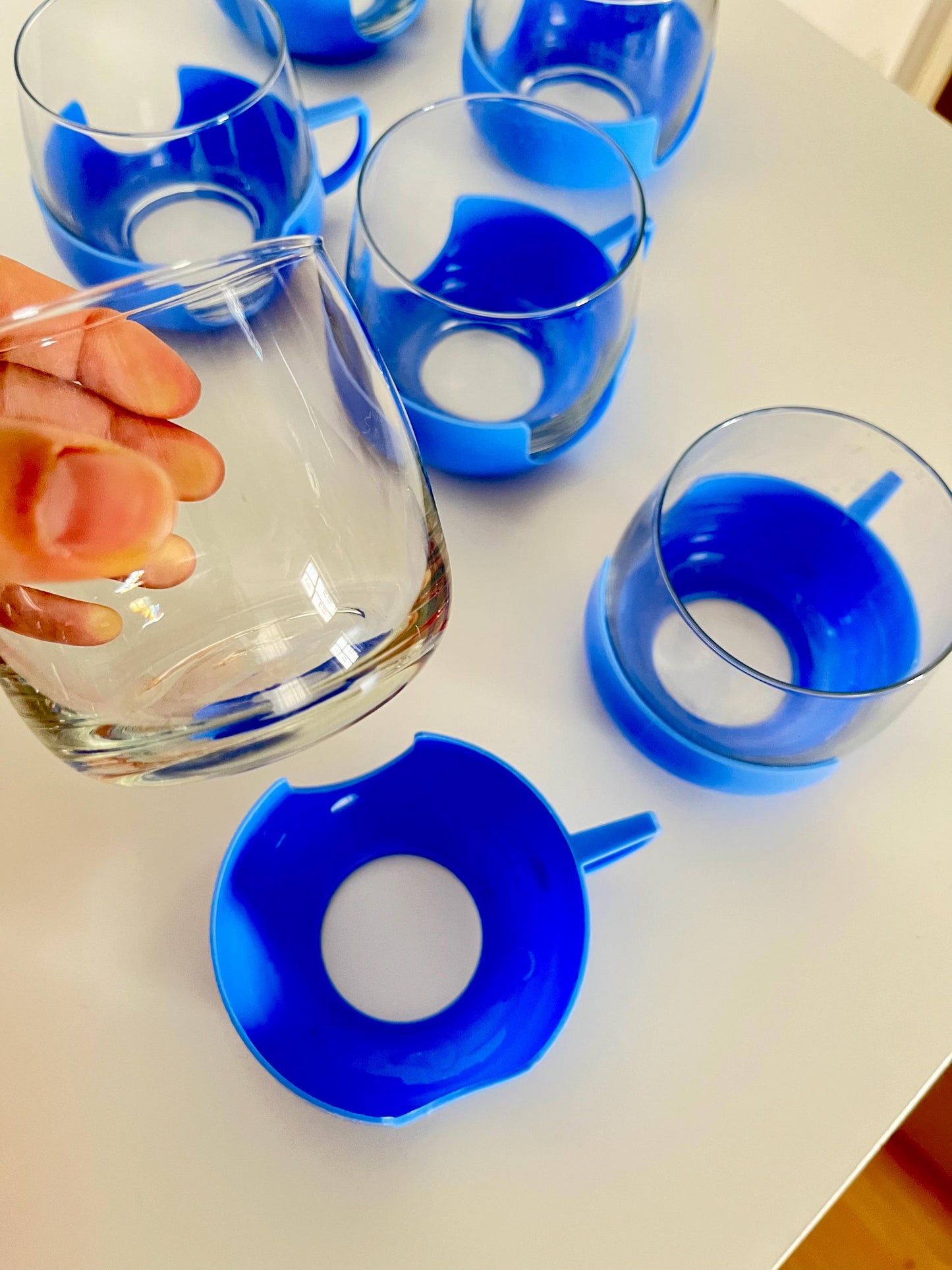 Set aus 6 Vintage-Glasbechern mit blauen Kunststoffhaltern – Tee- oder Kaffeeset