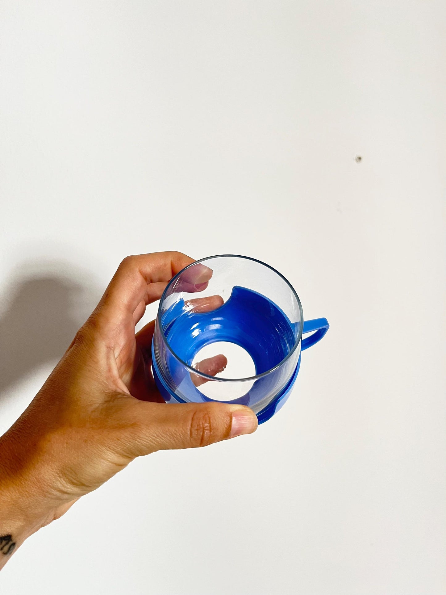 Set aus 6 Vintage-Glasbechern mit blauen Kunststoffhaltern – Tee- oder Kaffeeset