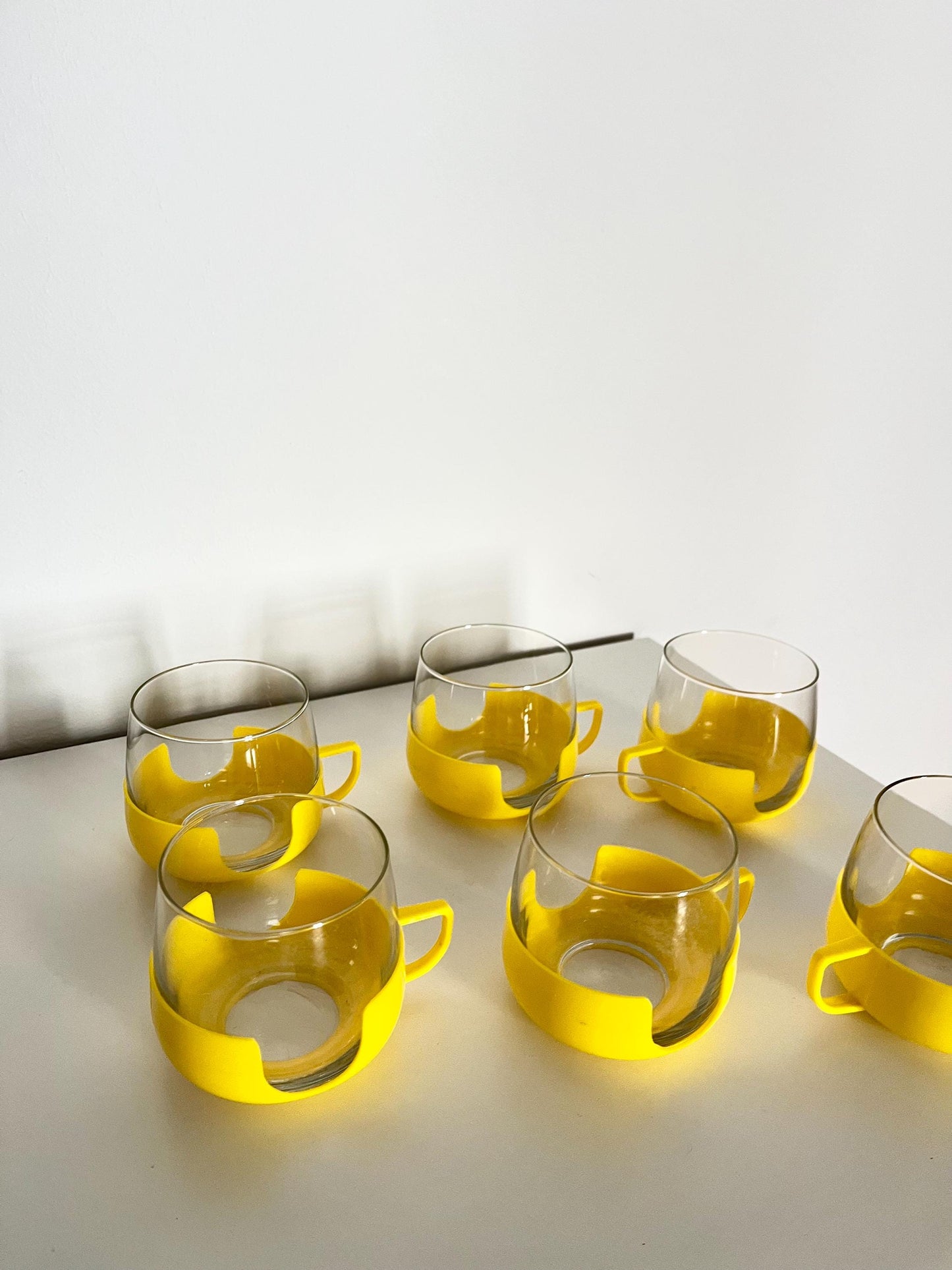 Set aus 6 Vintage-Glasbechern mit gelben Kunststoffhaltern – Tee- oder Kaffeeset