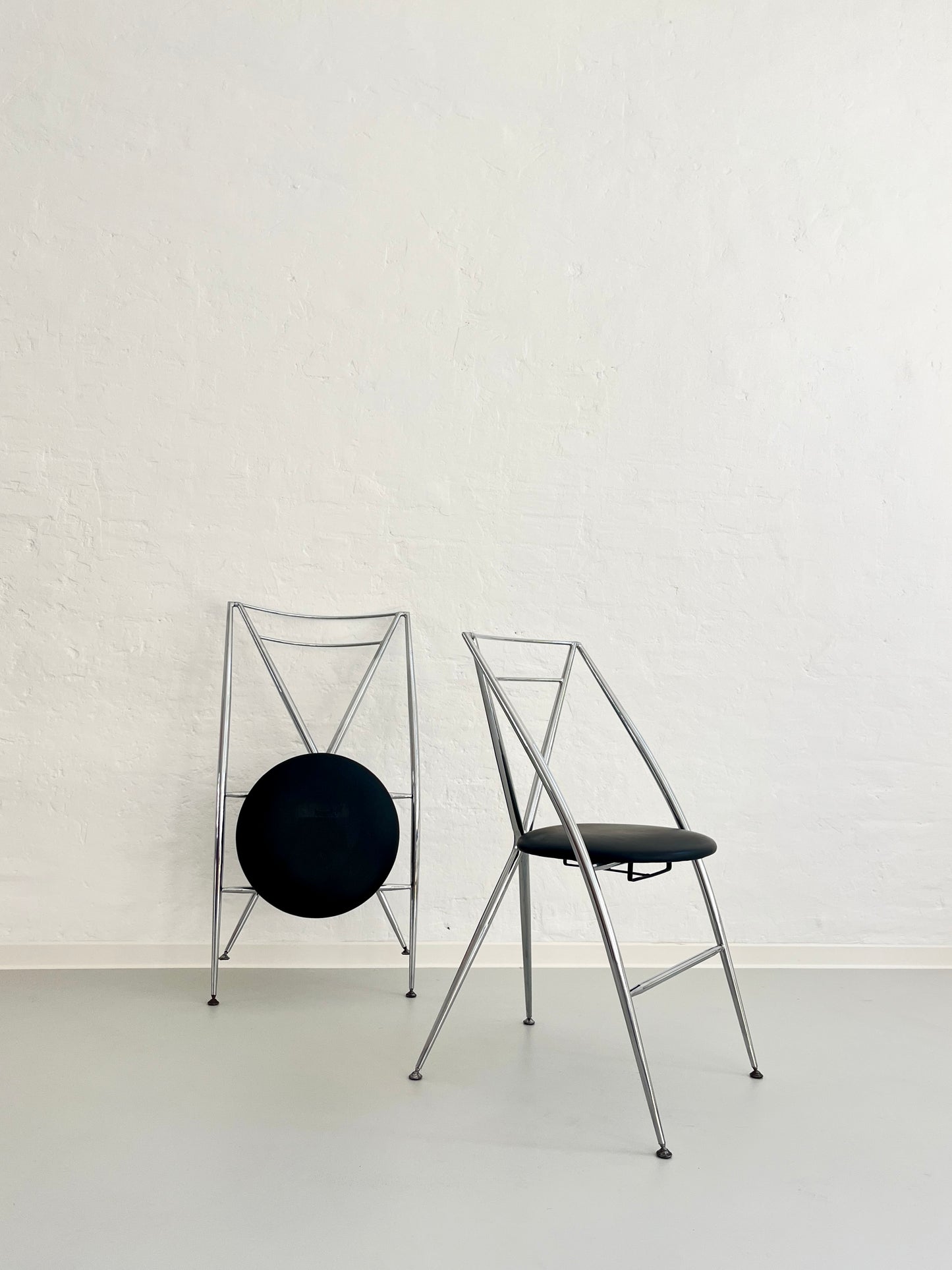 Vintage Cinderella folding chair by Hiroyuki and Agnès Yamakado for Errebi, Italy, featuring a chromed tubular steel frame and black circular seat, circa 1987.
