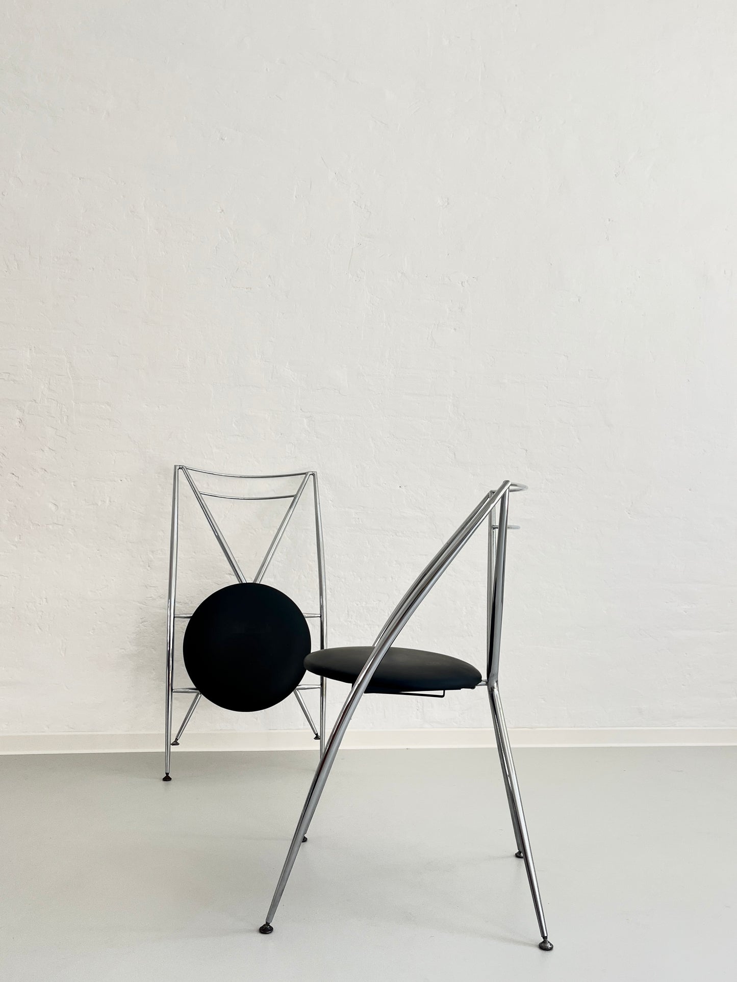 Vintage Cinderella folding chair by Hiroyuki and Agnès Yamakado for Errebi, Italy, featuring a chromed tubular steel frame and black circular seat, circa 1987.