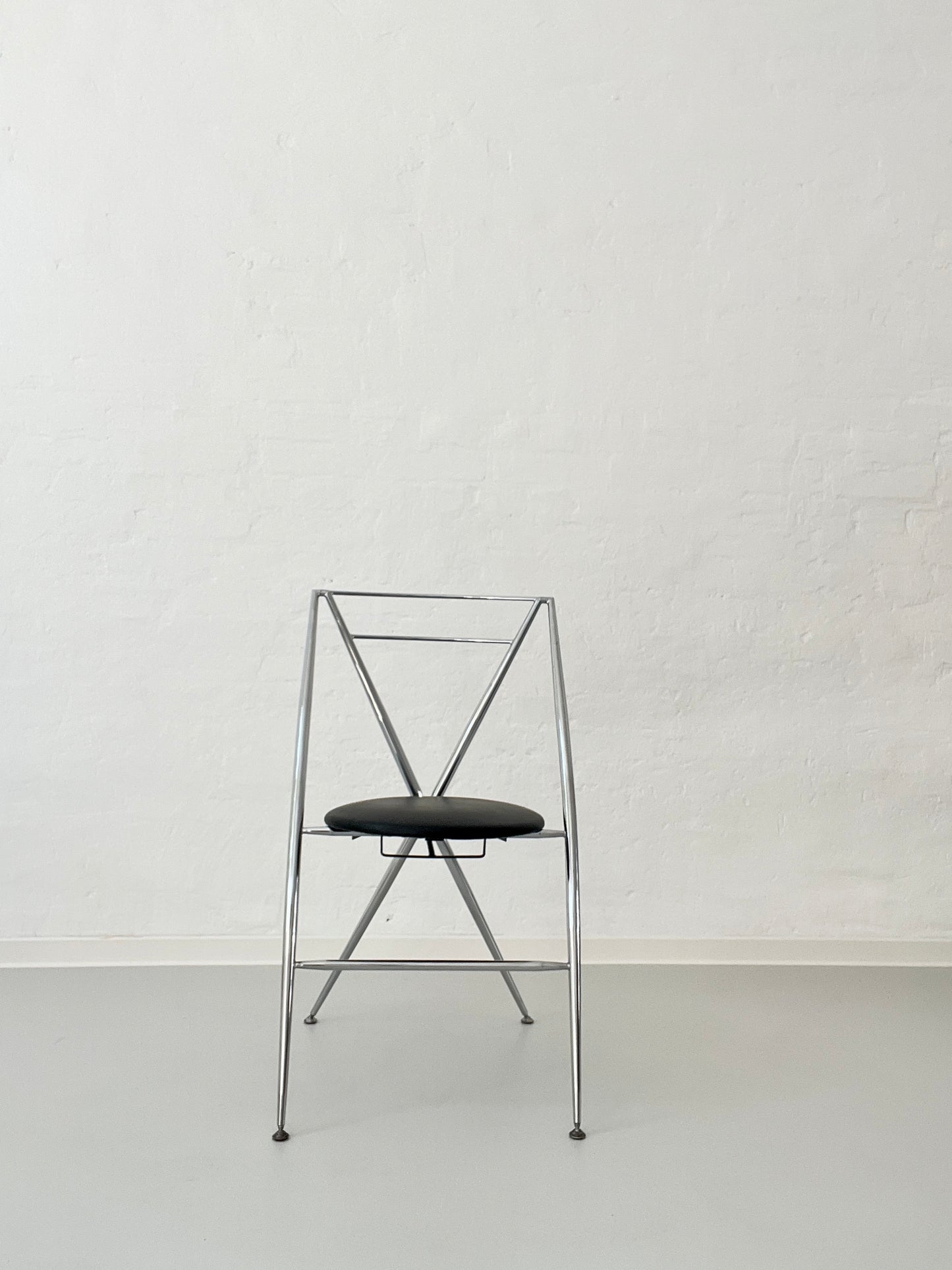 Vintage Cinderella folding chair by Hiroyuki and Agnès Yamakado for Errebi, Italy, featuring a chromed tubular steel frame and black circular seat, circa 1987.
