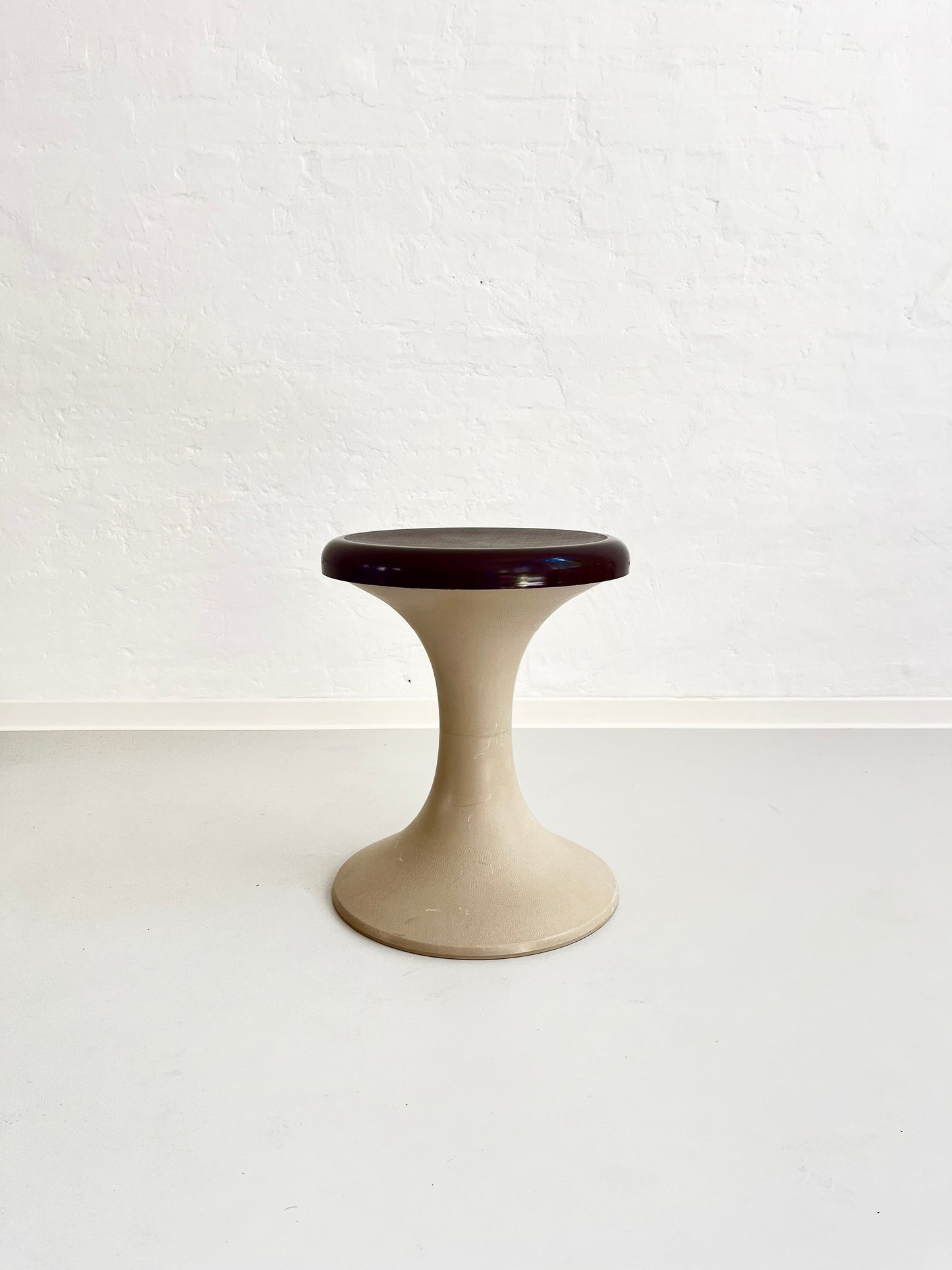 DDR Space-Age-Tulpenhocker, brauner Kunststoff, 1960er–70er