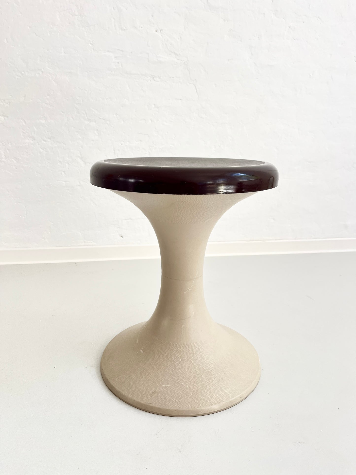 DDR Space-Age-Tulpenhocker, brauner Kunststoff, 1960er–70er