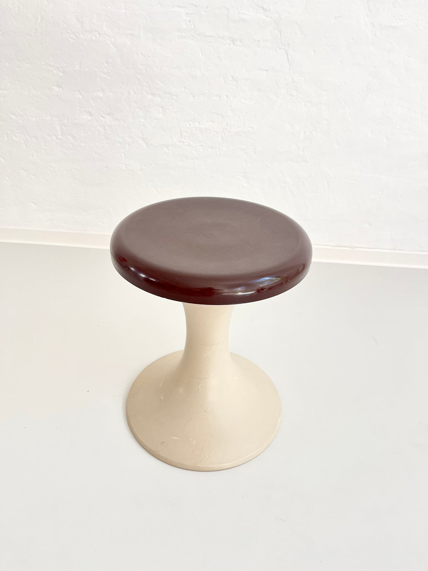 DDR Space-Age-Tulpenhocker, brauner Kunststoff, 1960er–70er