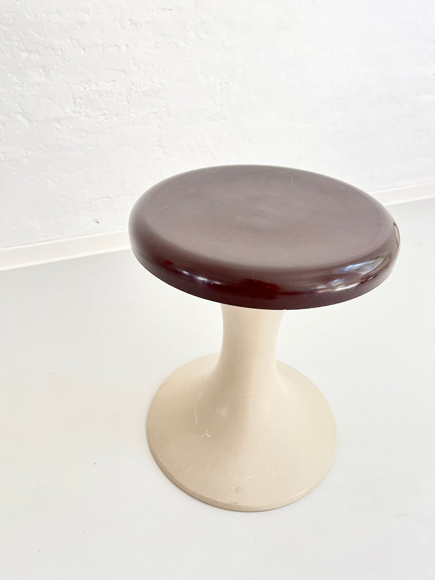 DDR Space-Age-Tulpenhocker, brauner Kunststoff, 1960er–70er