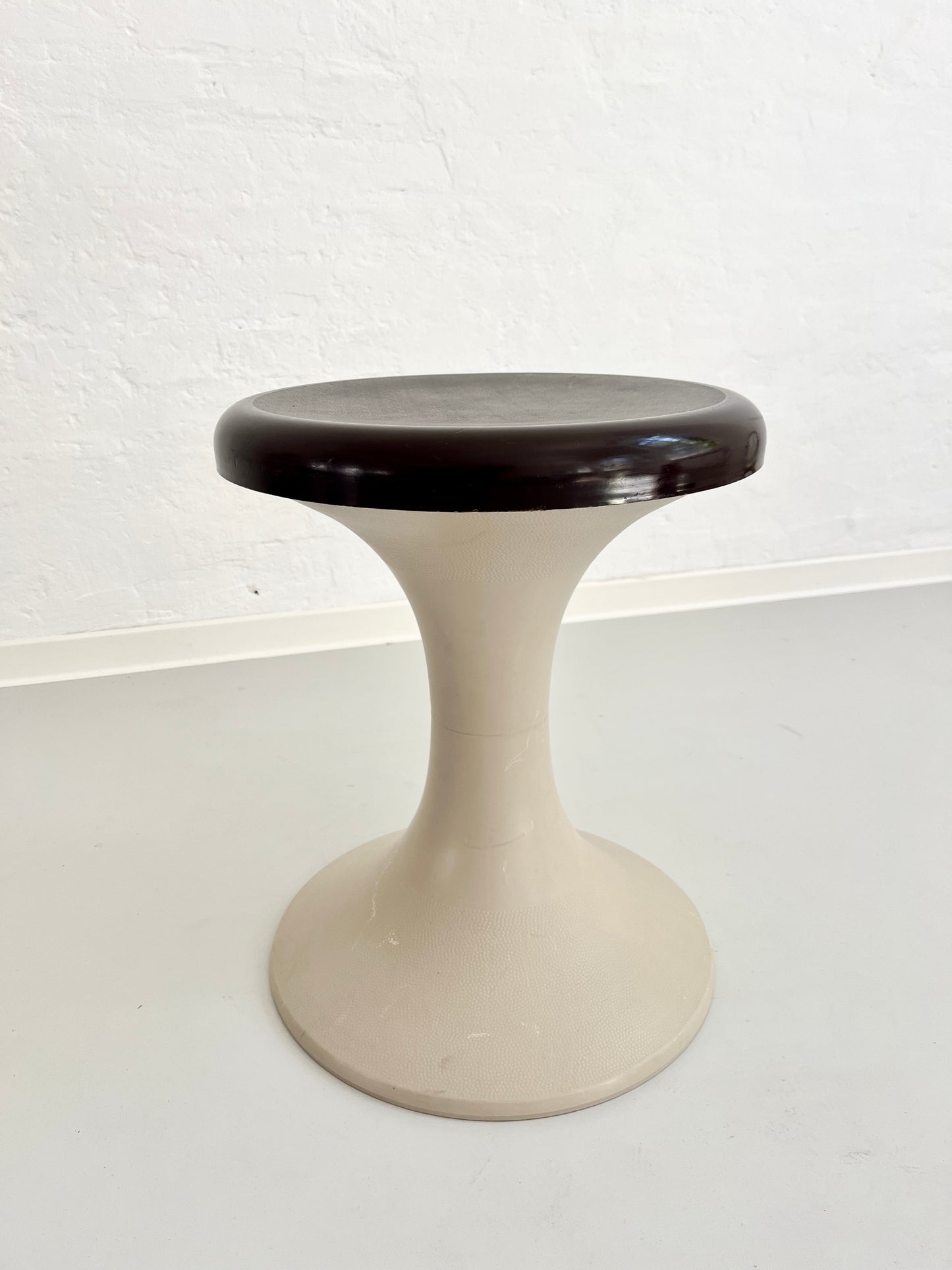 DDR Space-Age-Tulpenhocker, brauner Kunststoff, 1960er–70er