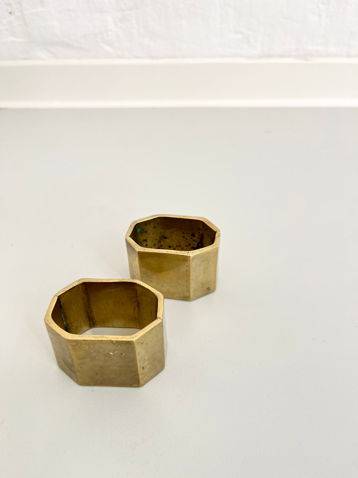 brass napkin rings, bronze napkin rings