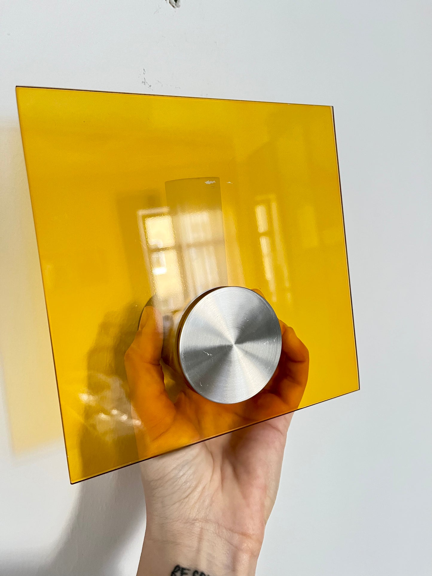 Wandleuchte aus gelbem Glas und Metall, 1990
