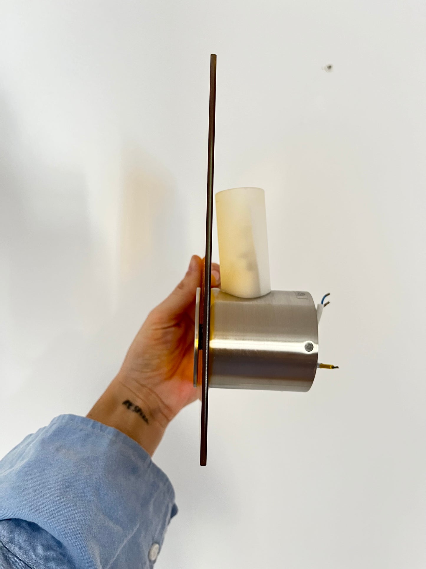 Wandleuchte aus gelbem Glas und Metall, 1990