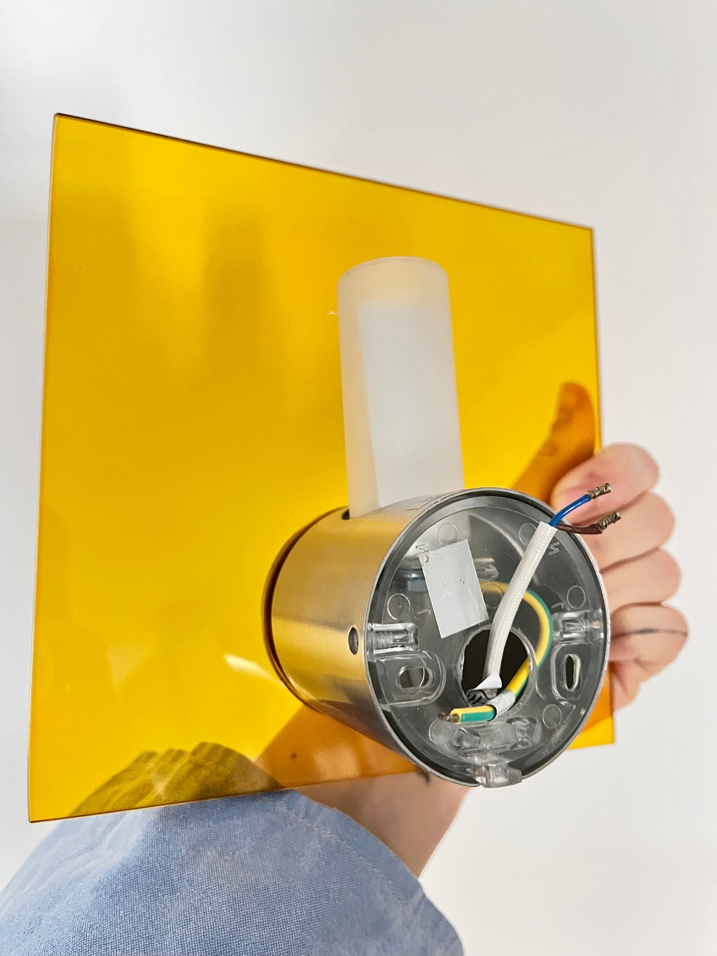 Wandleuchte aus gelbem Glas und Metall, 1990