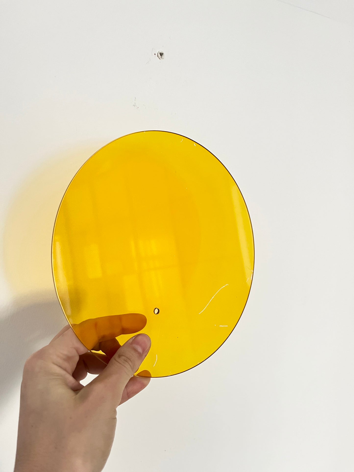 Wandleuchte aus gelbem Glas und Metall, 1990