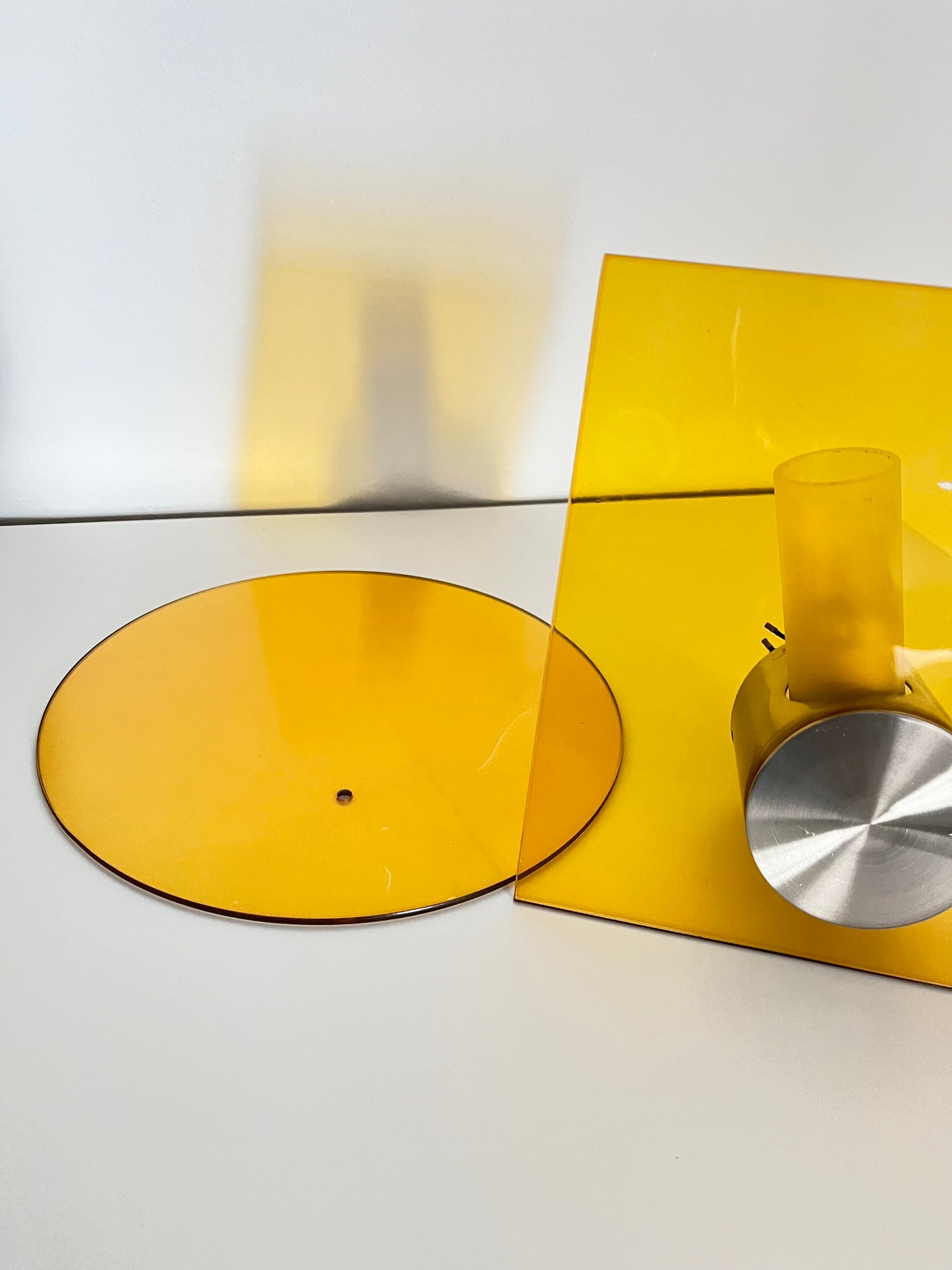 Wandleuchte aus gelbem Glas und Metall, 1990