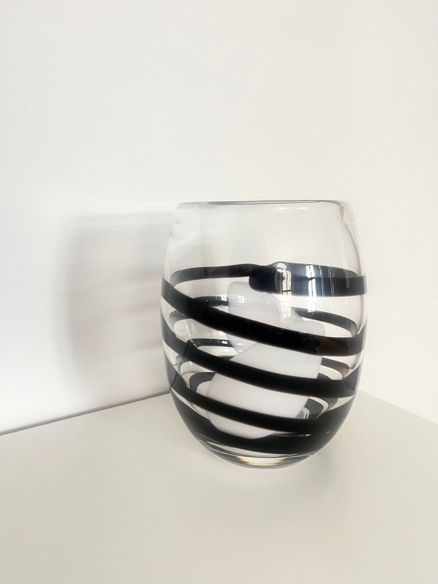 Kosta Boda Klare &amp; Schwarze Wirbelstreifen-Kunstvase, Schweden, 1990er Jahre