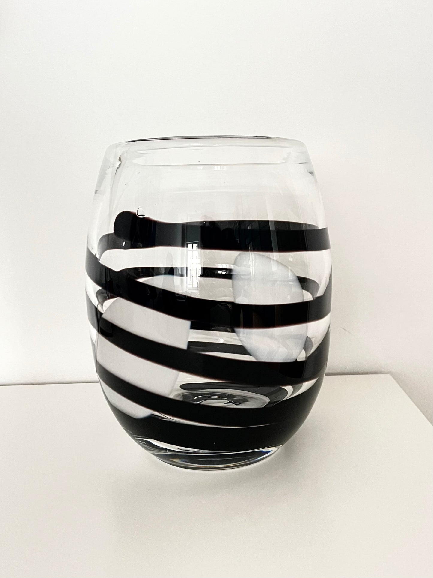 Kosta Boda Klare &amp; Schwarze Wirbelstreifen-Kunstvase, Schweden, 1990er Jahre
