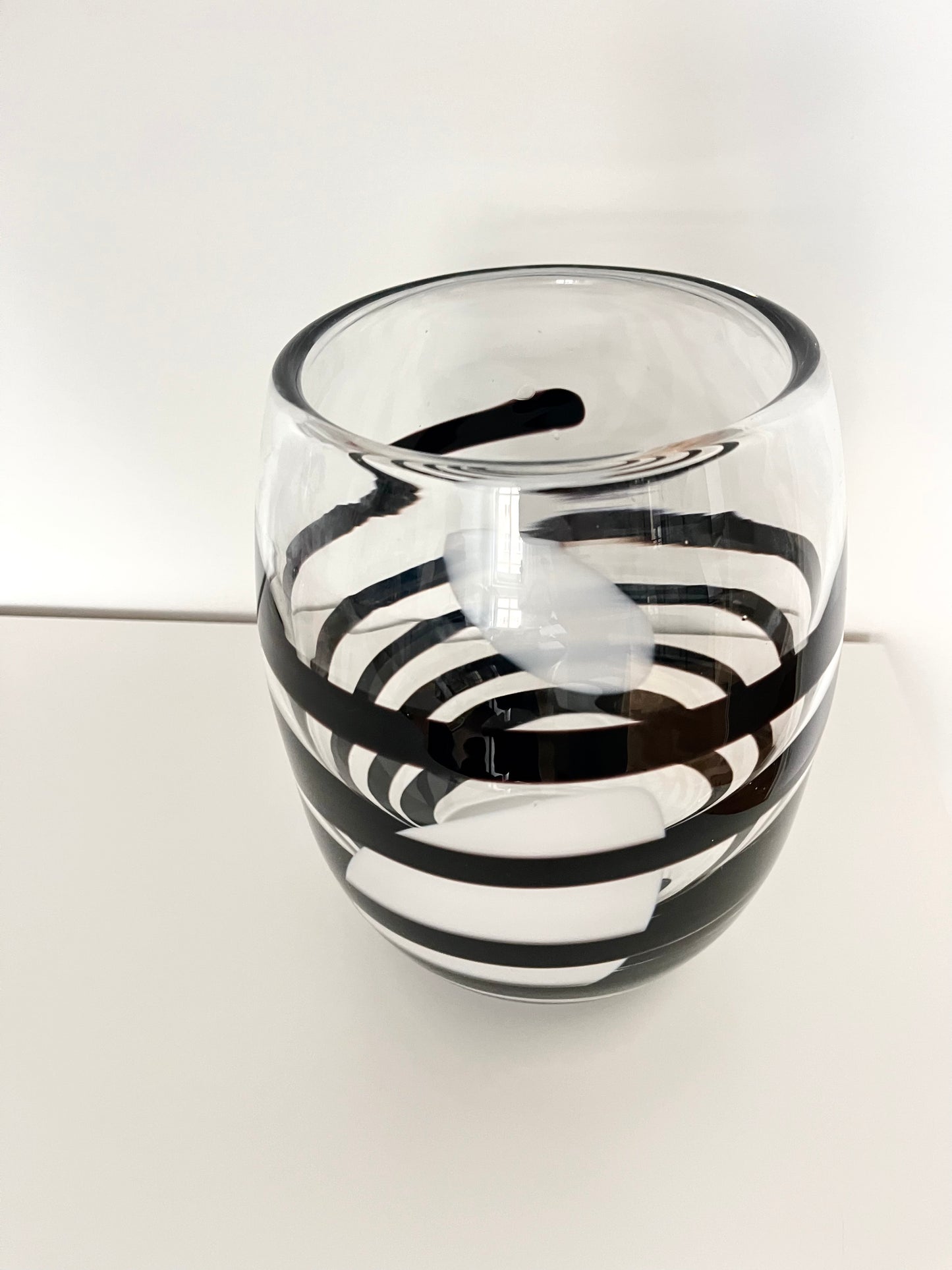 Kosta Boda Klare &amp; Schwarze Wirbelstreifen-Kunstvase, Schweden, 1990er Jahre