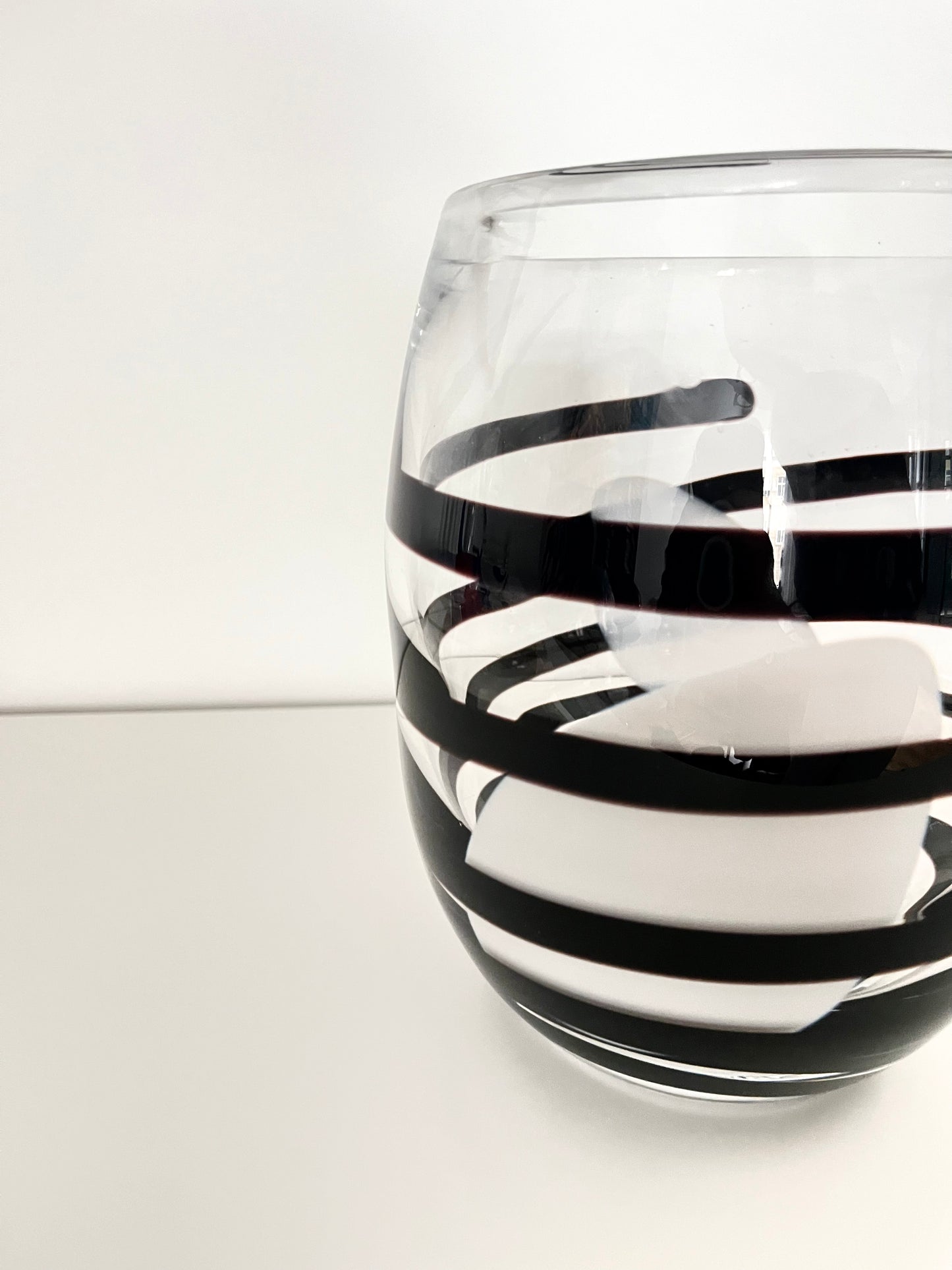 Kosta Boda Klare &amp; Schwarze Wirbelstreifen-Kunstvase, Schweden, 1990er Jahre