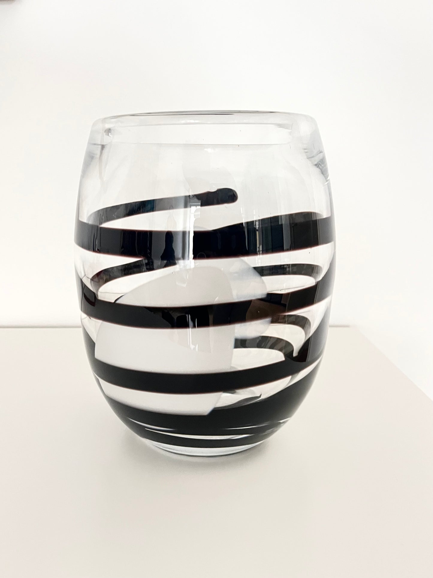 Kosta Boda Klare &amp; Schwarze Wirbelstreifen-Kunstvase, Schweden, 1990er Jahre