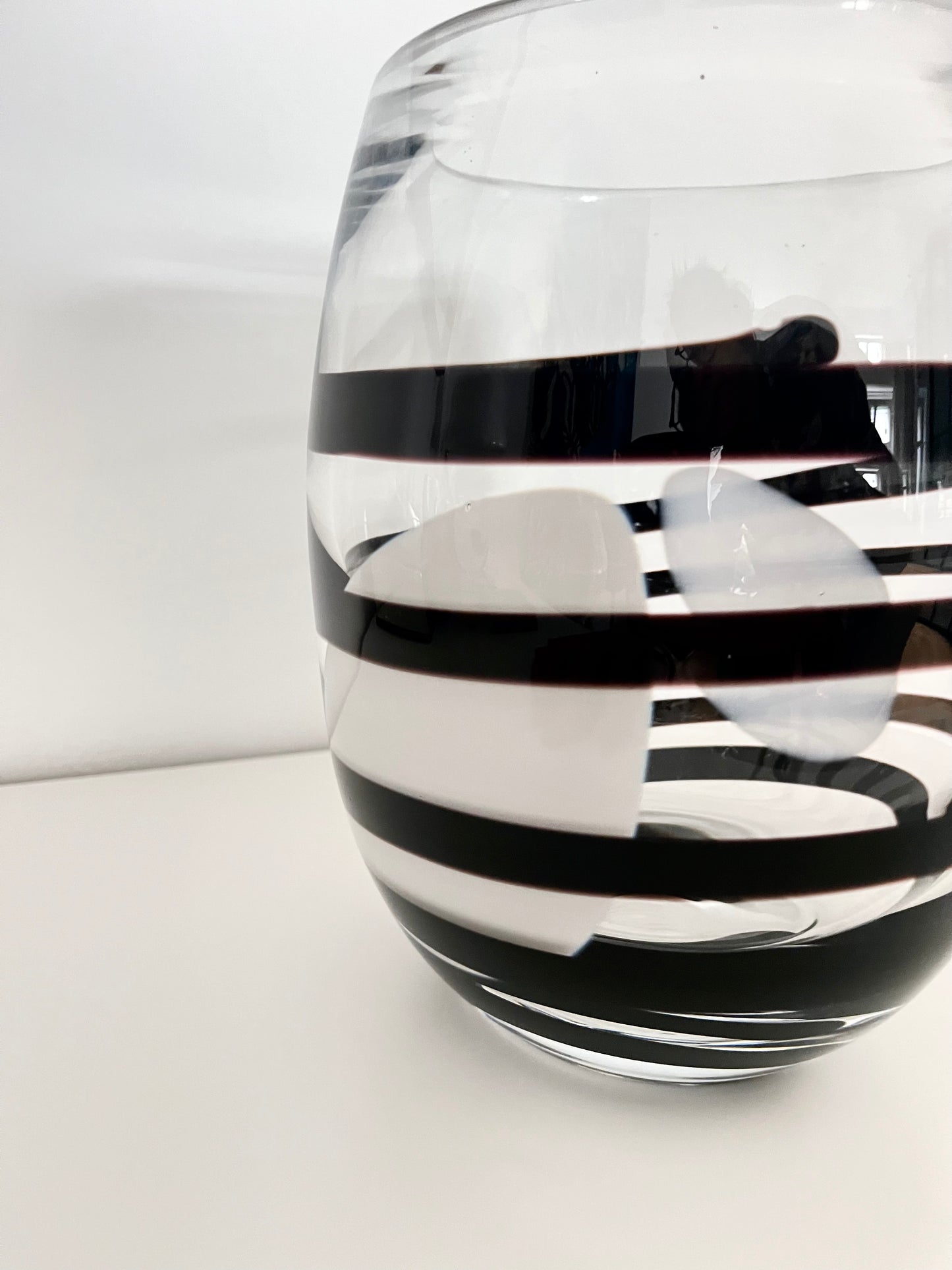 Kosta Boda Klare &amp; Schwarze Wirbelstreifen-Kunstvase, Schweden, 1990er Jahre
