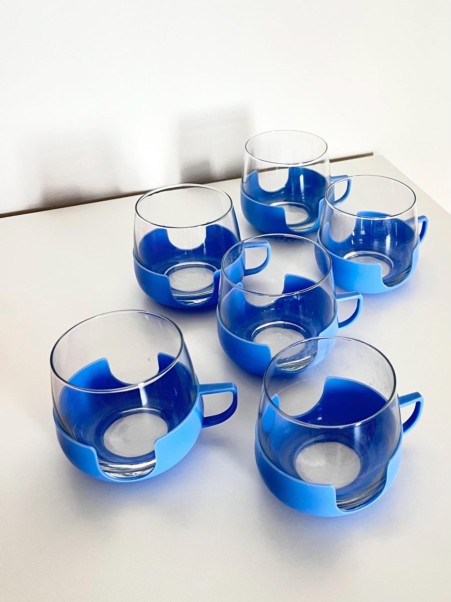 Set aus 6 Vintage-Glasbechern mit blauen Kunststoffhaltern – Tee- oder Kaffeeset