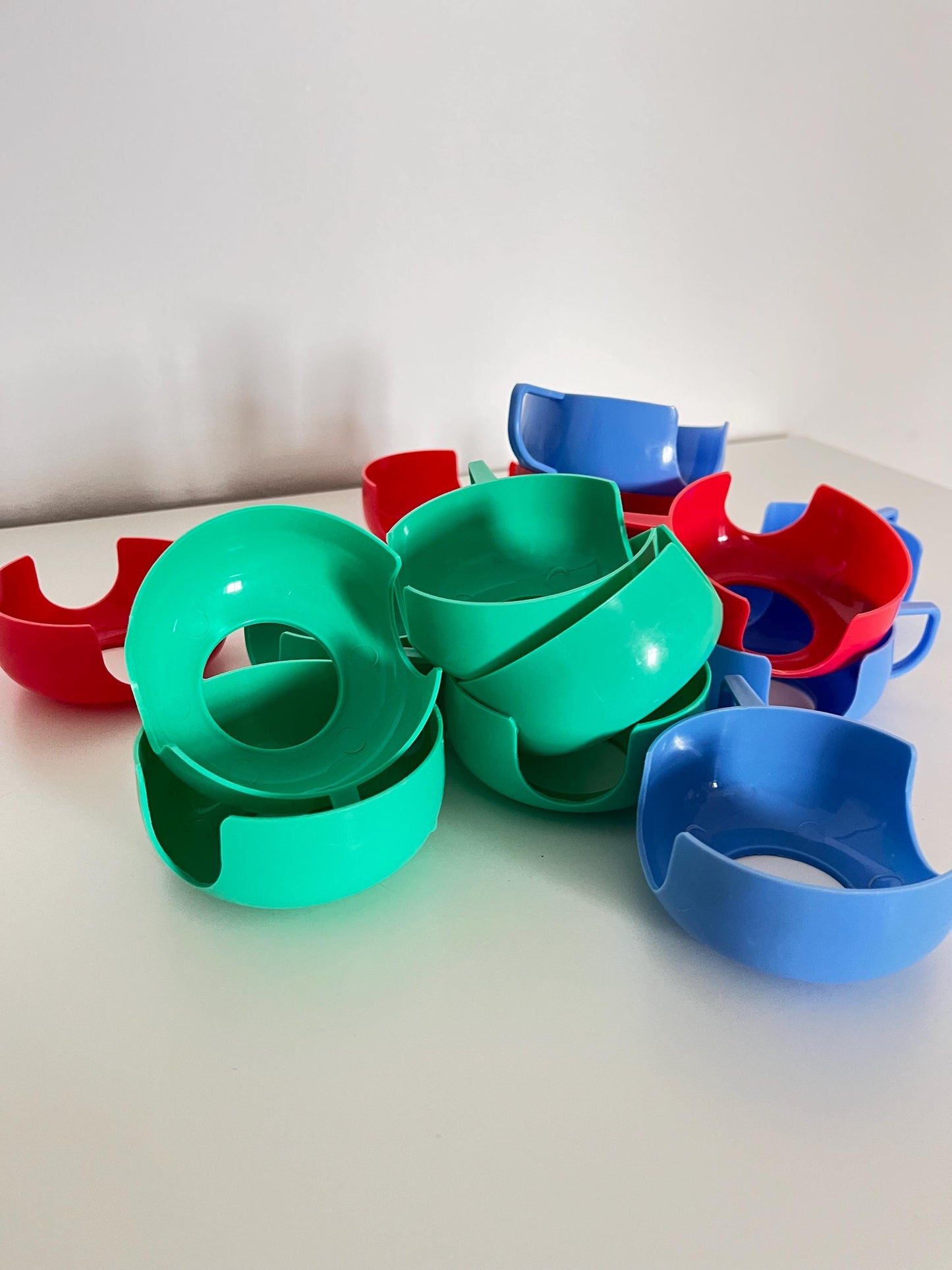 Set aus 6 Vintage-Glasbechern mit blauen Kunststoffhaltern – Tee- oder Kaffeeset