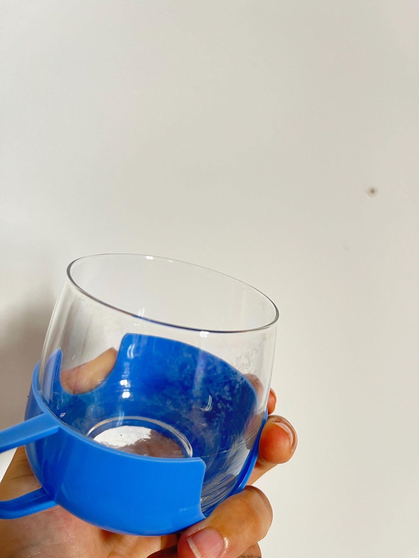 Set aus 6 Vintage-Glasbechern mit blauen Kunststoffhaltern – Tee- oder Kaffeeset