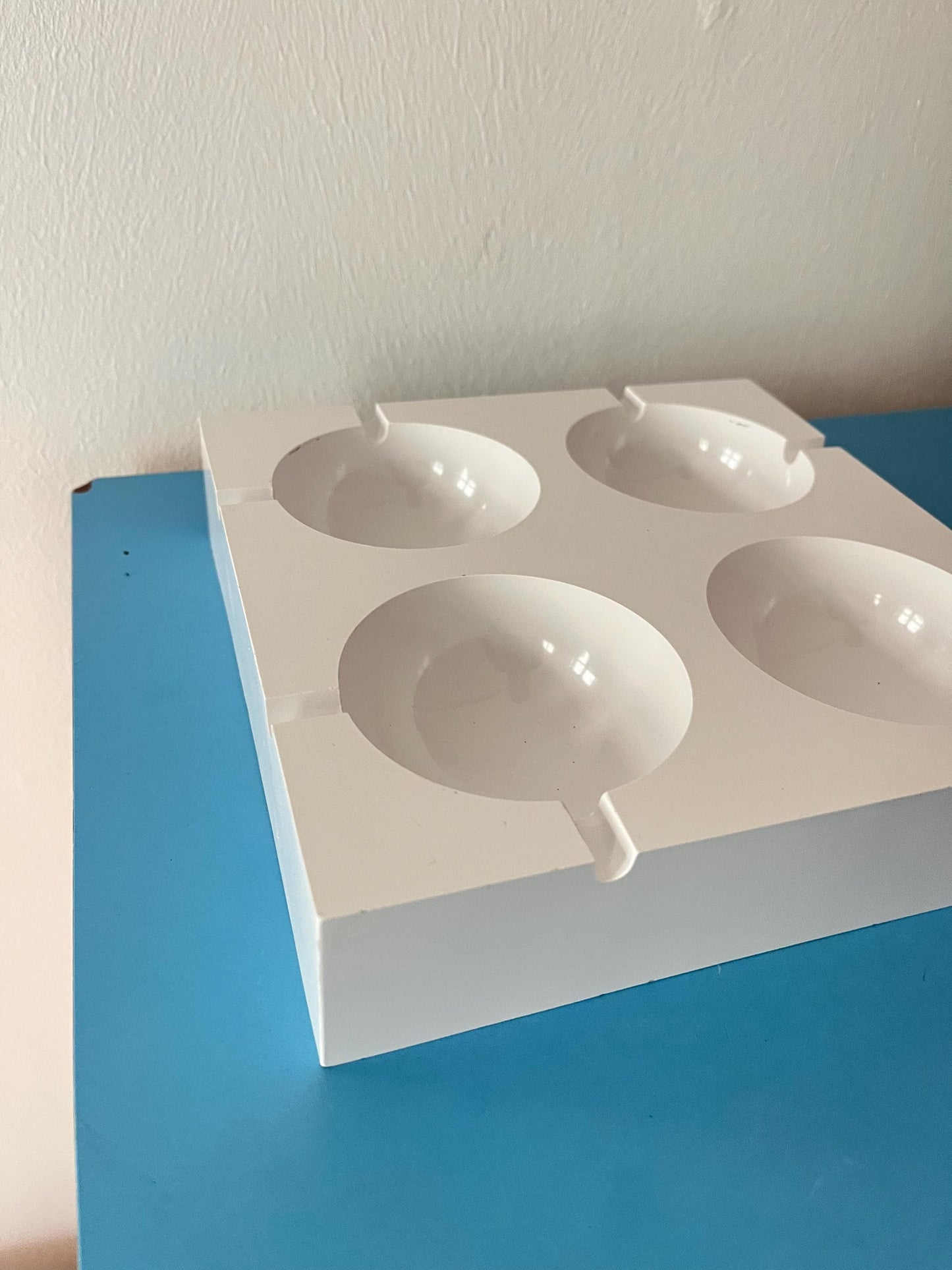 Vintage Space Age white ashtray by Giorgio Soavi for Olivetti, Italy 1965, Italian modernist ashtray