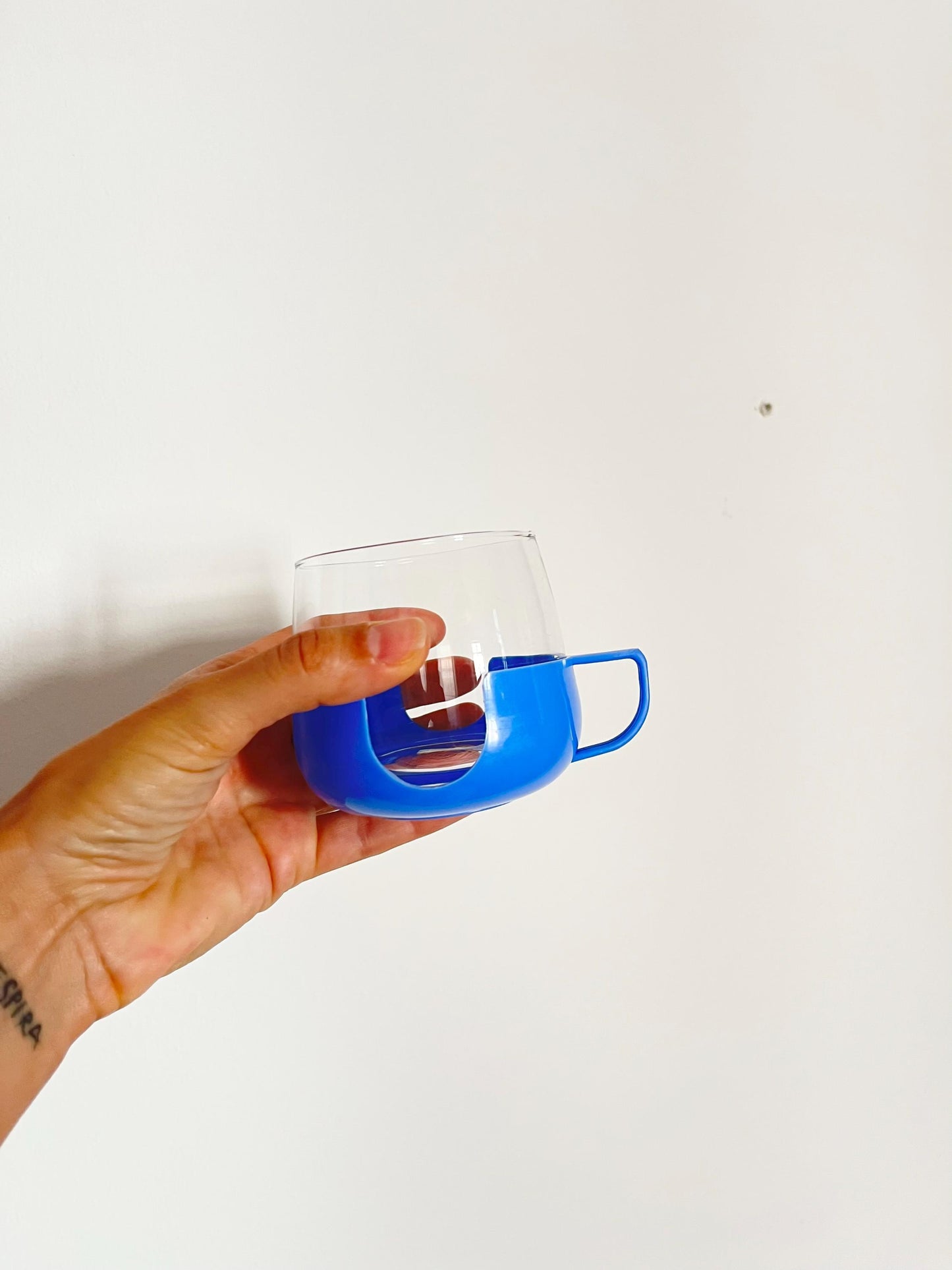 Set aus 6 Vintage-Glasbechern mit blauen Kunststoffhaltern – Tee- oder Kaffeeset